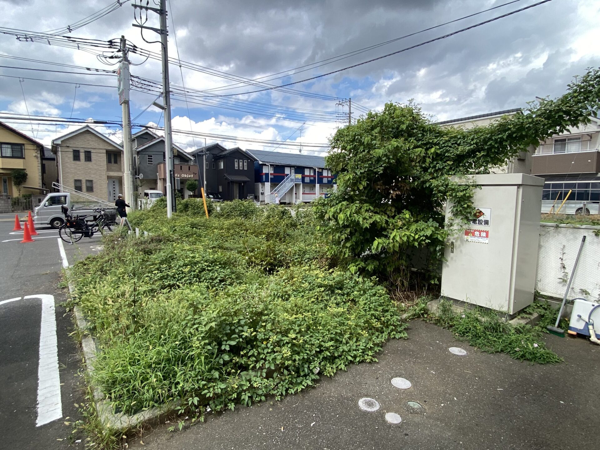 ８月３０日　志木市　店舗植栽管理　剪定作業報告