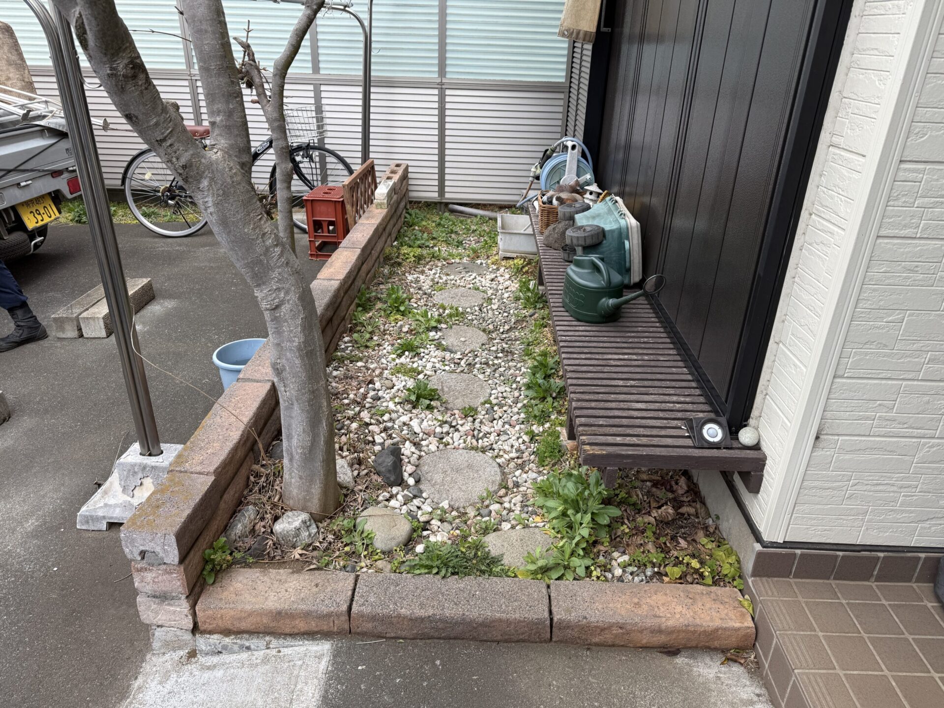 【川越市】雑草に悩まない暮らしとスッキリ明るい玄関｜施工事例
