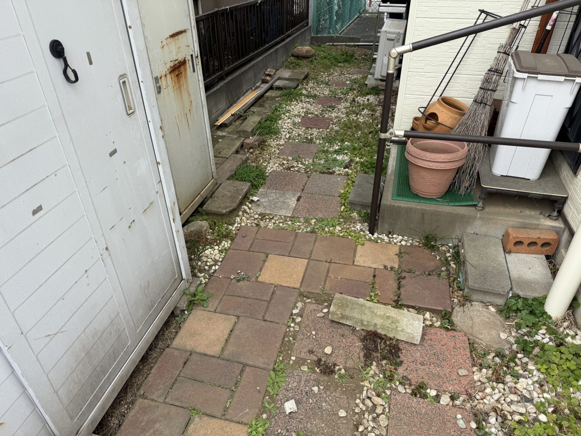 【川越市】草の悩みゼロ！白砂利と踏み石で快適アプローチへ改善｜施工事例