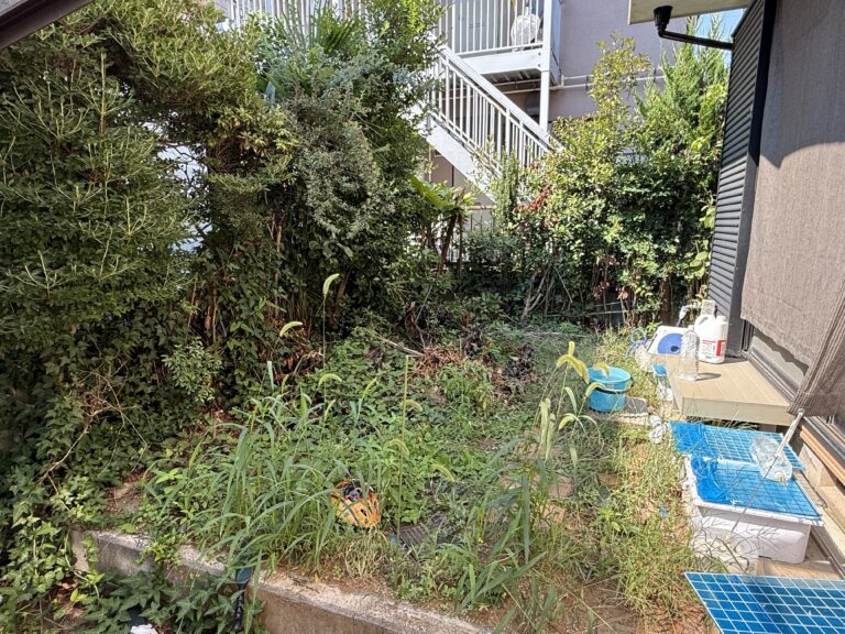【川越市】引っ越し先のお庭を防草工事と目隠しフェンスで整えた事例
