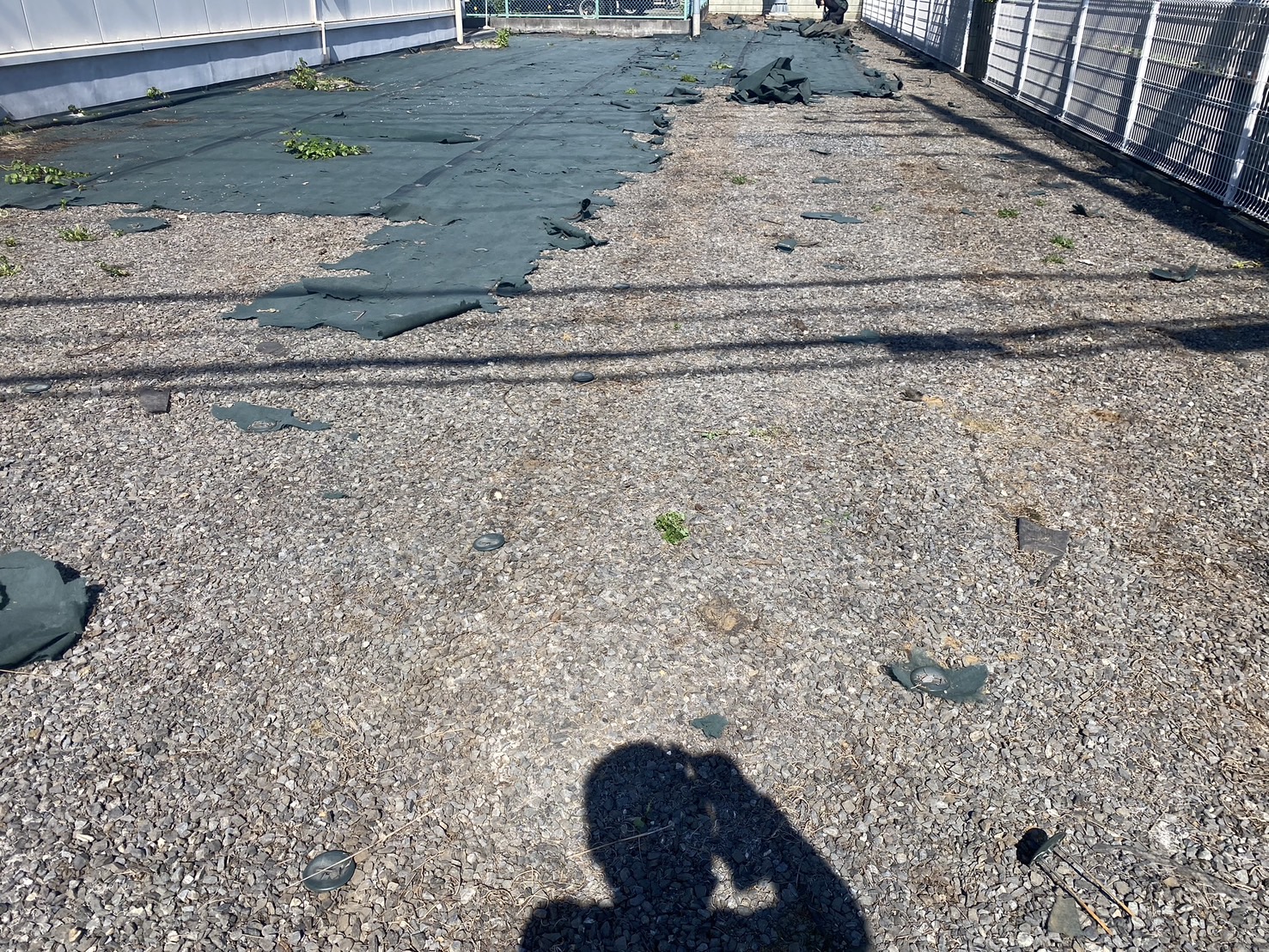 【川越市】剥がれてしまった防草シートの店舗補修工事！