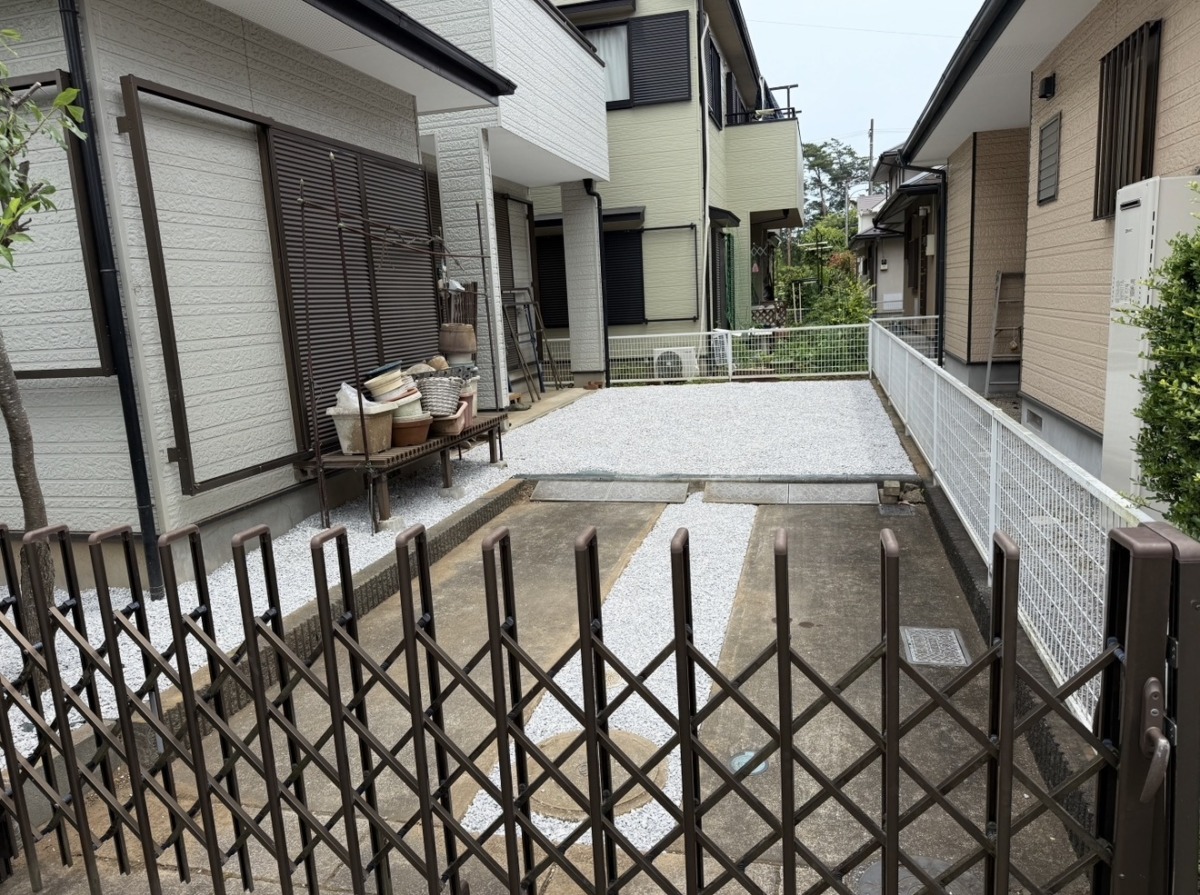 ふじみ野市で庭木を整理し、防草対策で管理しやすいお庭へ